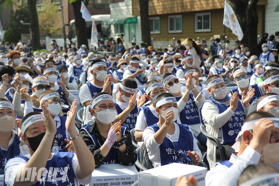 4월 19일, 전국의 발달장애인과 가족 557명이 ‘발달장애인 국가책임제’를 요구하며 삭발했다. 사진 이슬하