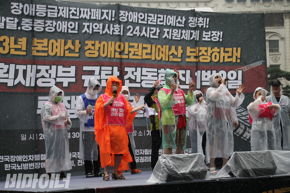 안산단원장애인자립생활센터 권리중심공공일자리 노동자들이 공연하고 있다. 사진 이슬하  