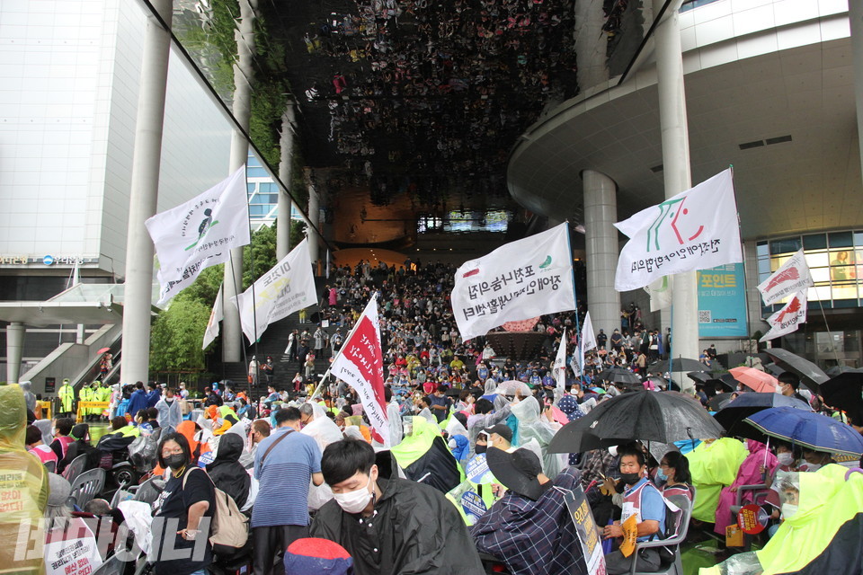 용산역 광장을 가득 메운 사람들. 깃발이 휘날리고 있다. 사진 이슬하