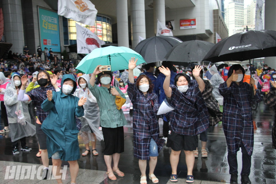 권리중심공공일자리 노동자들의 공연에 흥겨워하는 사람들의 모습. 폭우 속에서도 아랑곳없이 춤추고 환호하고 있다. 사진 이슬하 