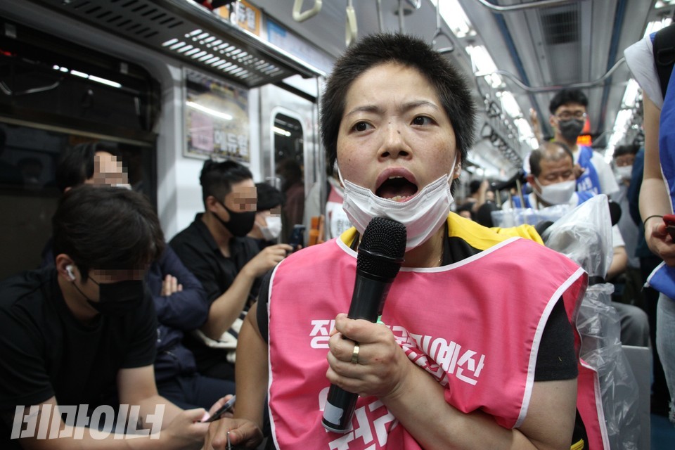 문애린 소장이 지하철 안에서 발언하고 있다. 사진 이슬하