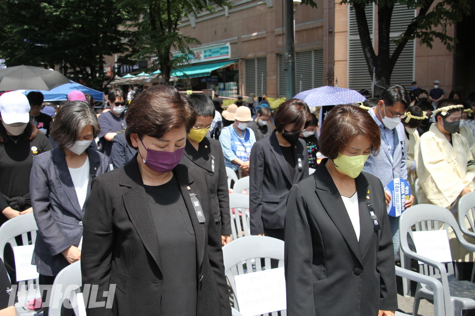 발달·중증장애인 참사 T4 장례식에 참석한 사람들이 묵념하고 있다. 사진 이슬하