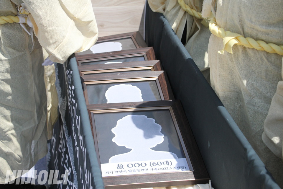 관에 들어간 얼굴 없는 영정들. 사진 이슬하