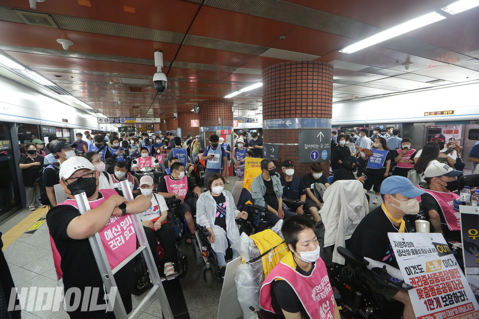 지하철 탑승 전 기자회견 발언을 듣고 있는 활동가들의 모습. 4호선 서울역 양방향 승강장이 가득 찼다. 사진 이슬하