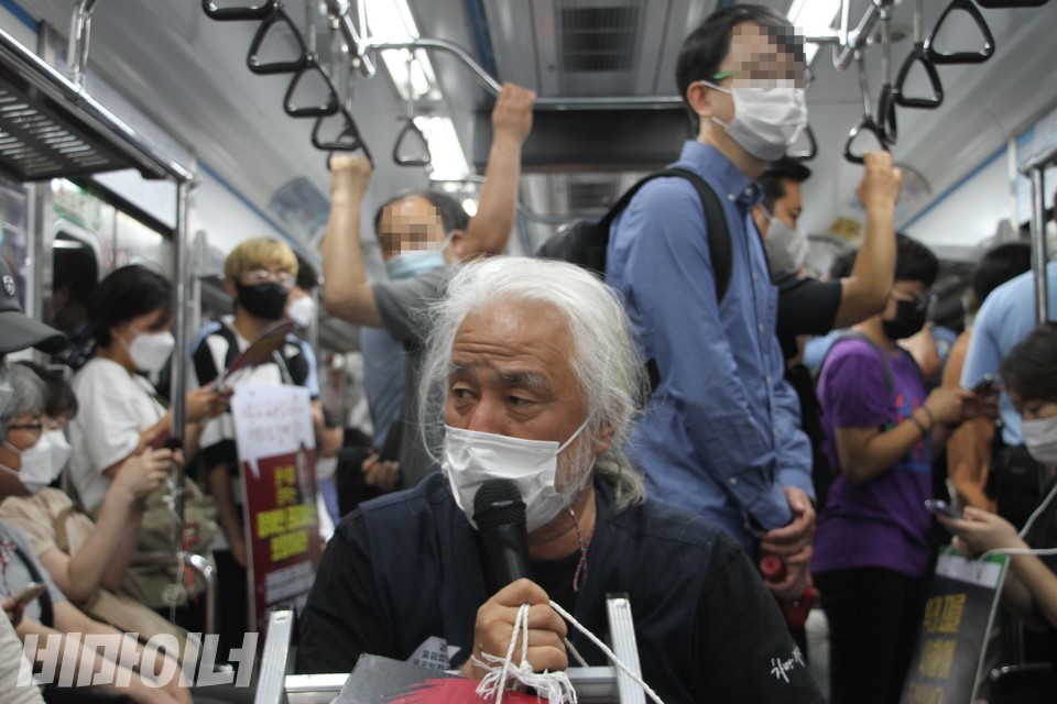 박경석 전장연 상임공동대표가 지하철 안에서 승객들에게 선전전을 펼치고 있다. 사진 이슬하