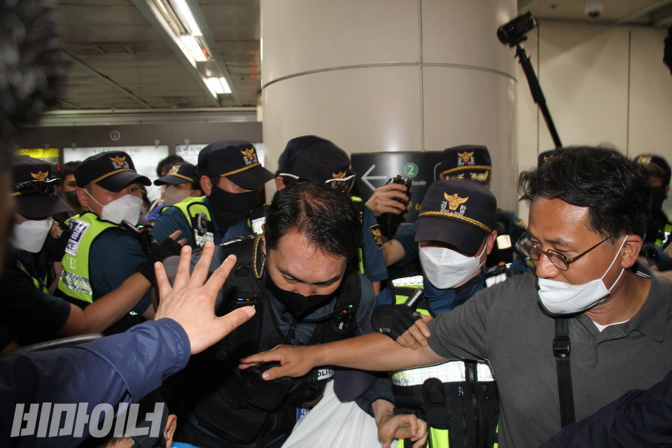 경찰이 장애인 활동가로부터 활동지원사를 분리하고자 진압을 실시하고 있다. 사진 이슬하