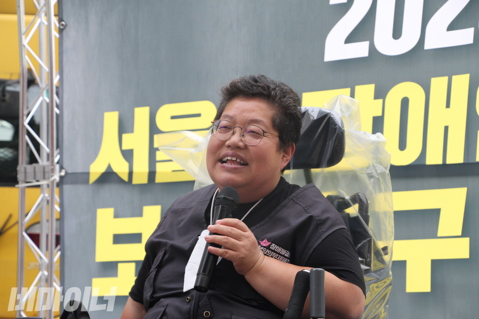 이형숙 회장이 발언하고 있다. 사진 하민지