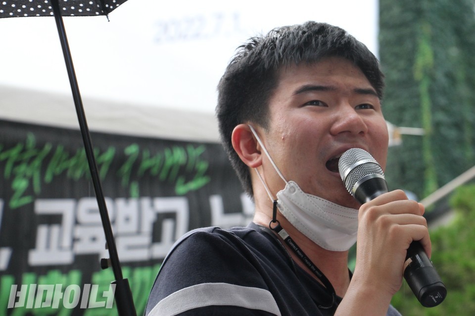 남태준 활동가가 발언하고 있다. 그의 뒤로 농성장이 보인다. 사진 하민지