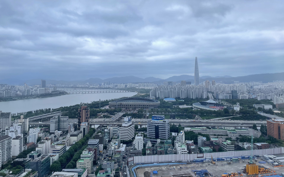 잠실역 일대의 모습. 멀리 123층의 롯데월드타워가 보인다. 사진 김윤영