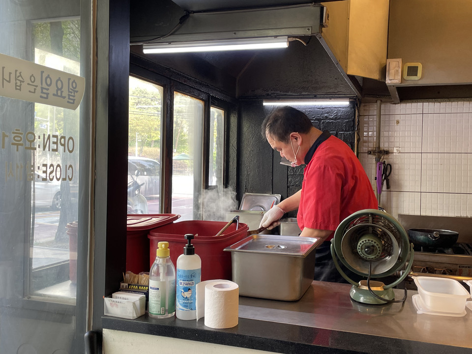 김영진 전 민주노련 위원장이 곱창을 볶고 있다. 그는 현재 송파구 ‘만복래 곱창’을 운영하고 있다. 사진 김윤영