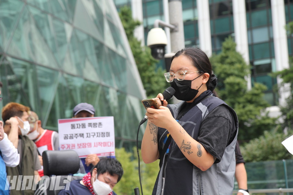 민푸름 노들장애인자립생활센터 활동가가 기자회견에서 발언하고 있다. 사진 이슬하