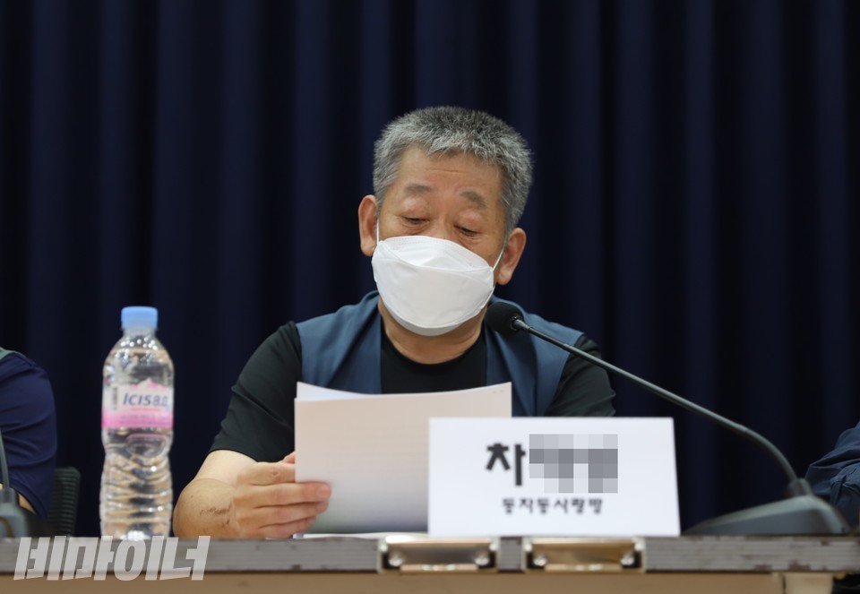조건부수급자로 일하는 차○○ 씨가 발표하고 있다. 사진 허현덕
