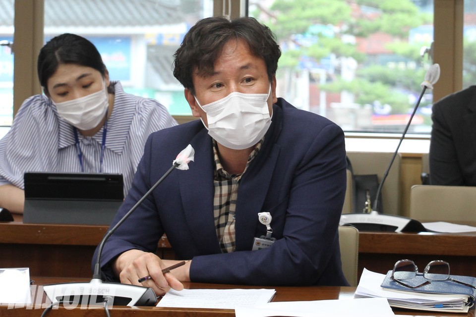 황성웅 안동시 노인장애인복지과 과장이 발언하고 있다. 사진 하민지