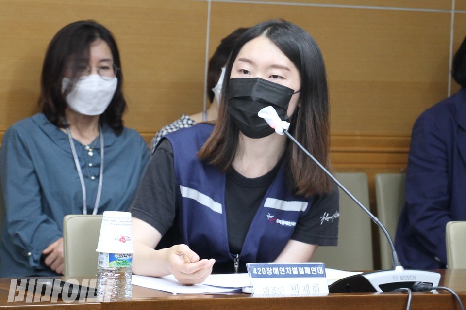 박재희 420안동공투단 활동가는 안동시가 시급히 탈시설 정책을 추진해야 한다고 말했다. 사진 하민지