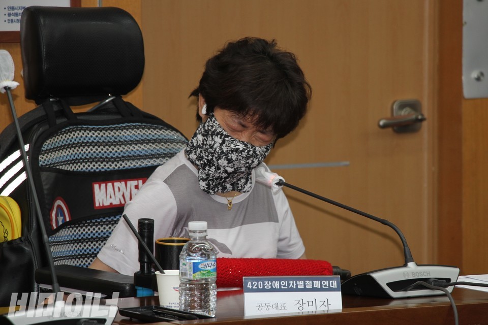 장미자 420안동공투단 공동대표는 공무원의 소극행정에 분노하며 긴 발언을 이어갔다. 사진 하민지