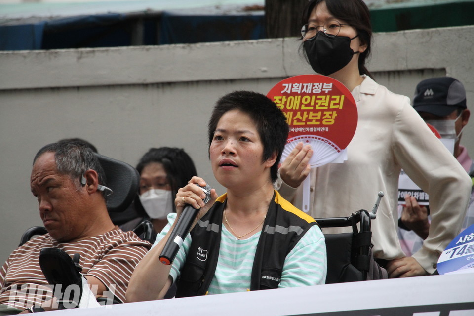 문애린 소장이 기자회견에서 발언하고 있다. 사진 이슬하