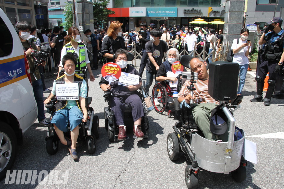 자진 출석한 전장연 활동가 4명이 혜화경찰서 본관으로 향하고 있다. 사진 이슬하