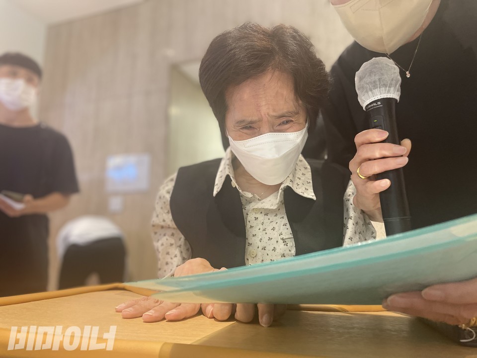 자신의 피해를 증언하는 최윤선 씨. 언어장애가 있는 최 씨는 발언문을 미리 준비해 왔고, 이를 동료가 대독했다. 사진 하민지