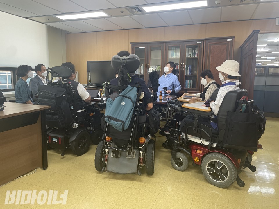 국민연금공단 은평지사 지사장실에서 면담이 진행되고 있다. 사진 하민지