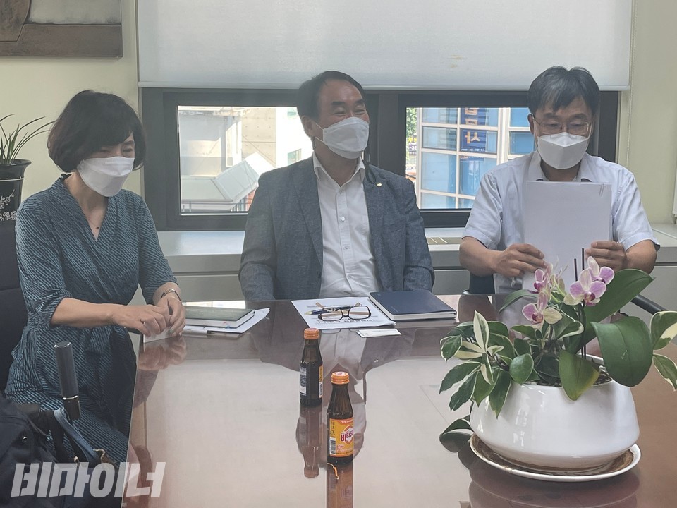 면담하고 있는 국민연금공단 은평지사 관계자들. 가운데에 있는 사람이 오창근 지사장. 사진 하민지