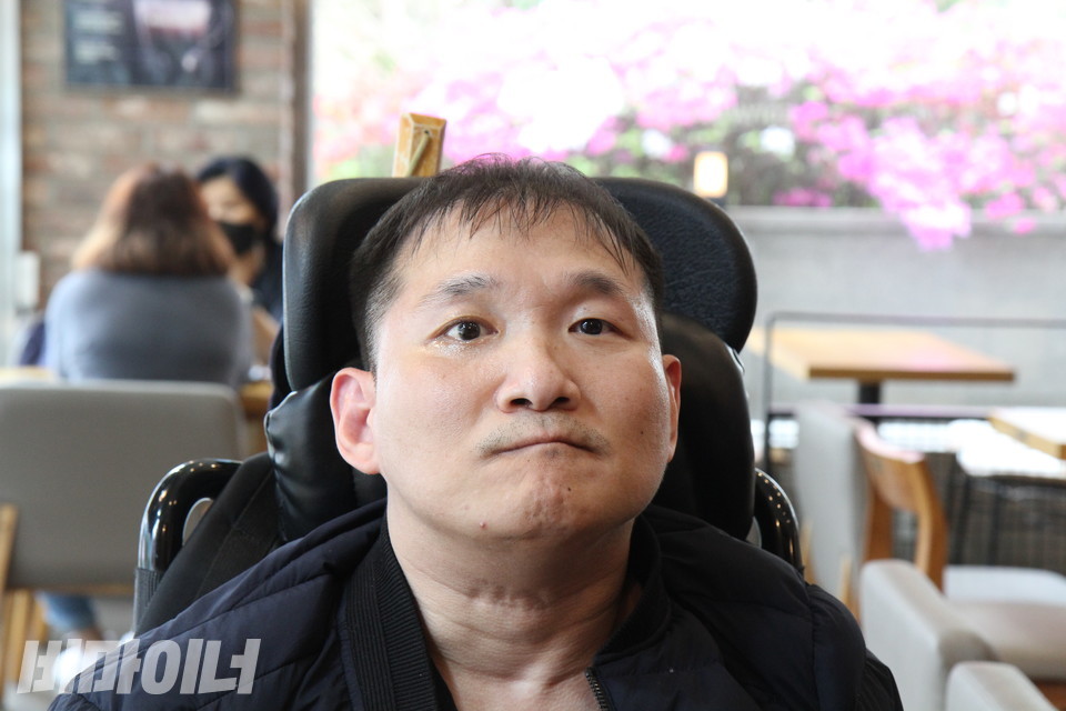 인터뷰를 마친 방상연 씨가 카메라를 응시하고 있다. 사진 이슬하