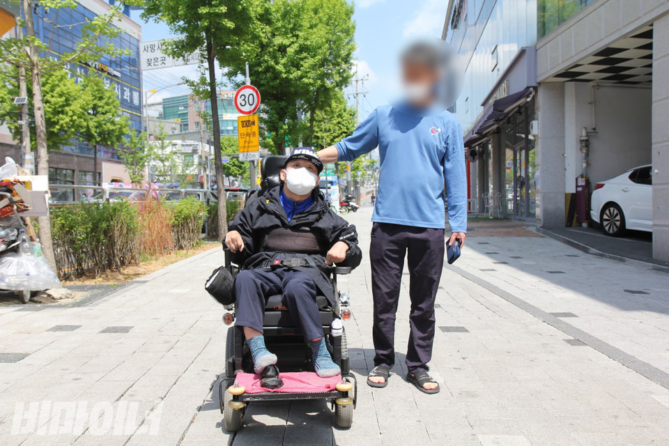 방 씨가 지난 5월, 민간중개기관을 통해 연계받은 새로운 활동지원사와 함께 길을 나서고 있다. 사진 이슬하
