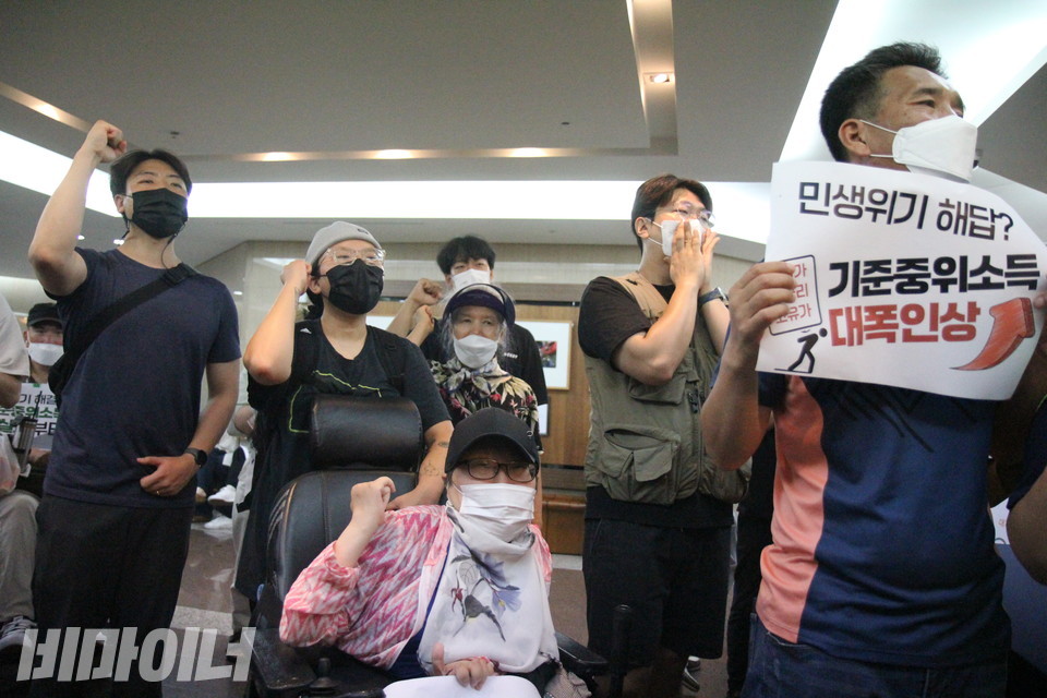 제3차 생계·자활급여소위원회 회의가 열린 서울 중구의 프레스센터 매화홀 앞. 보건복지부 직원과 경찰에 의해 가로막힌 입구에서 기초생활수급자들과 반빈곤운동 활동가들이 구호를 외치고 있다. 사진 이슬하