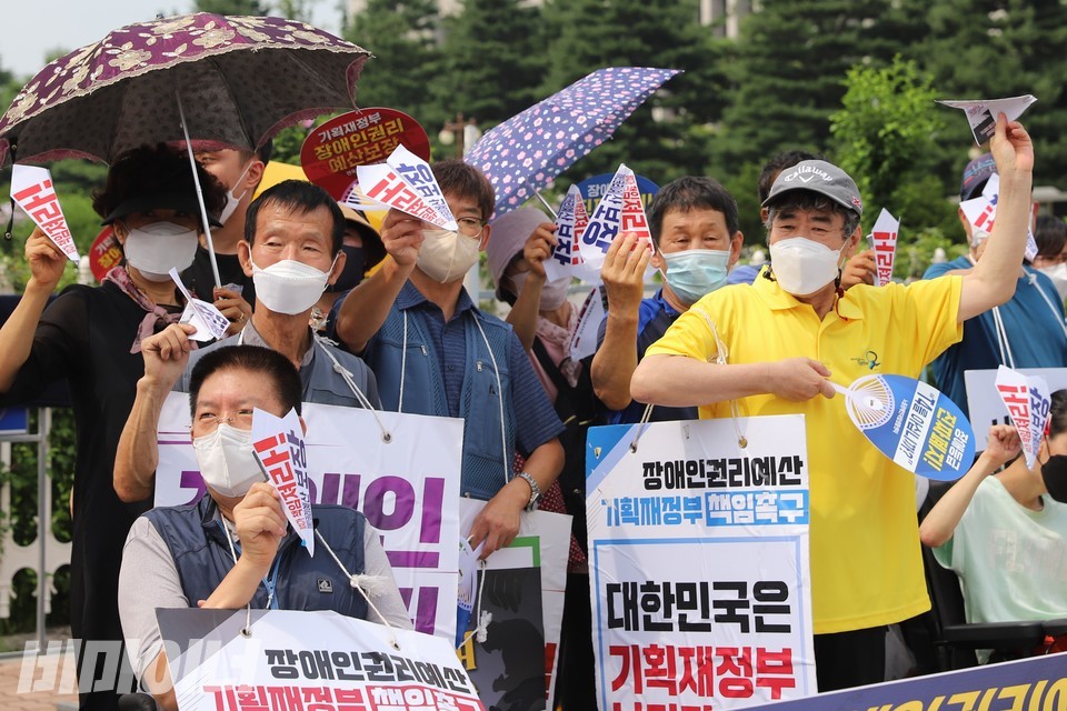 종이비행기를 들고 있는 활동가들. 사진 하민지