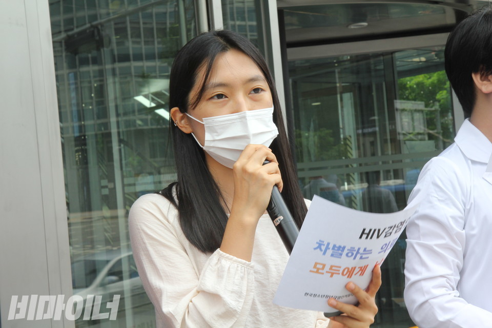 이서영 인도주의실천의사협의회 인권위원회 위원이 기자회견에서 발언하고 있다. 사진 이슬하