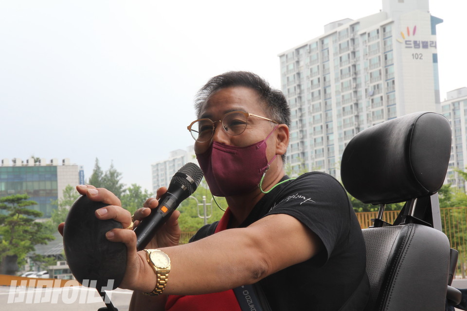 이우연 양주디딤돌장애인자립생활센터 소장이 기자회견에서 발언하고 있다. 사진 이슬하