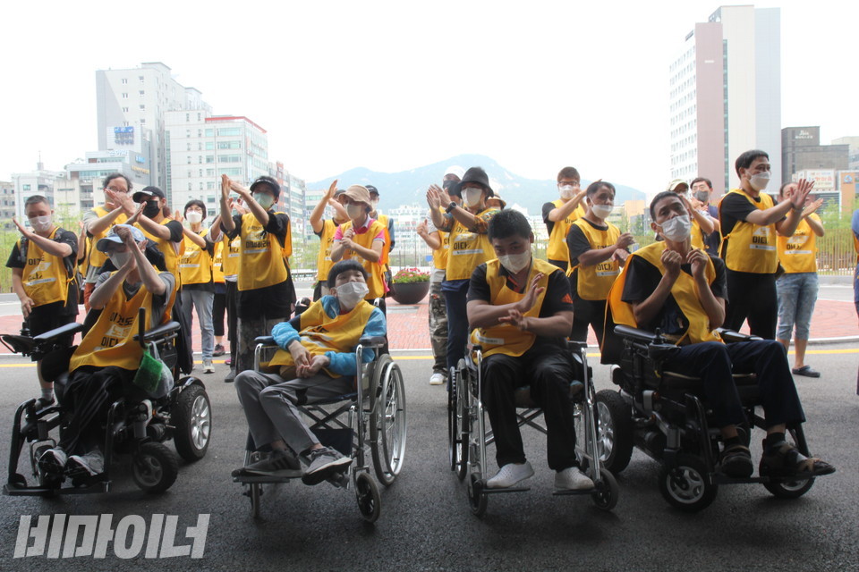 포천나눔의집장애인자립생활센터 권리중심일자리 노동자들이 노래에 맞춰 춤을 추고 있다. 사진 이슬하