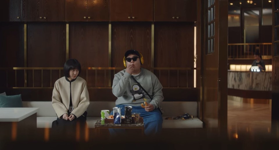 드라마 ‘이상한 변호사 우영우’ 3화. 우영우 변호사(박은빈 씨)와 중증자폐장애인이 나란히 앉아 있다. 사진 ‘이상한 변호사 우영우’ 캡처 