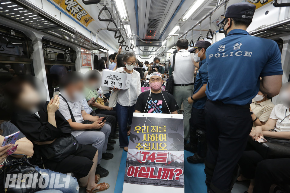 최진기 소장이 지하철을 타고 이동하고 있다. 사진 강혜민