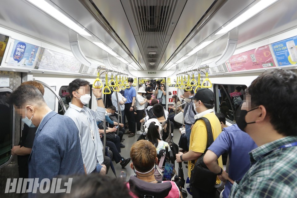 여의도역에서 9호선을 탄 전장연 활동가들이 국회의사당역으로 이동하고 있다. 지하철 통로에 휠체어를 탄 활동가들이 줄지어 있다. 사진 이슬하