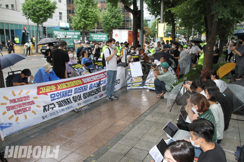 기자회견 현장. 전장연 활동가들과 취재진 수십 명이 있다. 사진 하민지