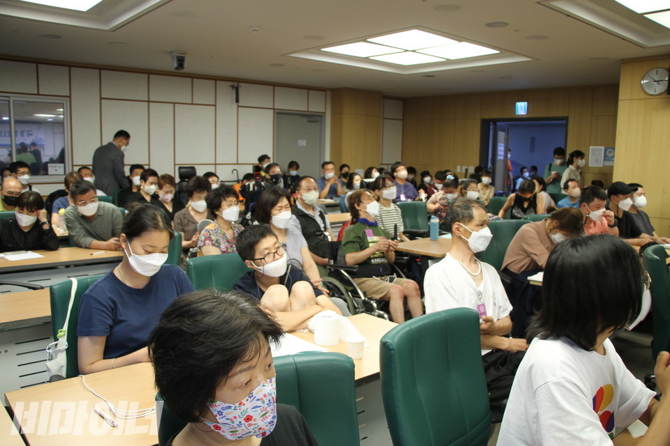 객석의 모습. 많은 사람이 몰려 자료집이 금세 동나기도 했다. 사진 하민지