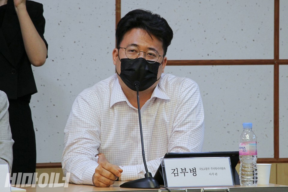 토론 중인 김부병 사무관. 사진 하민지