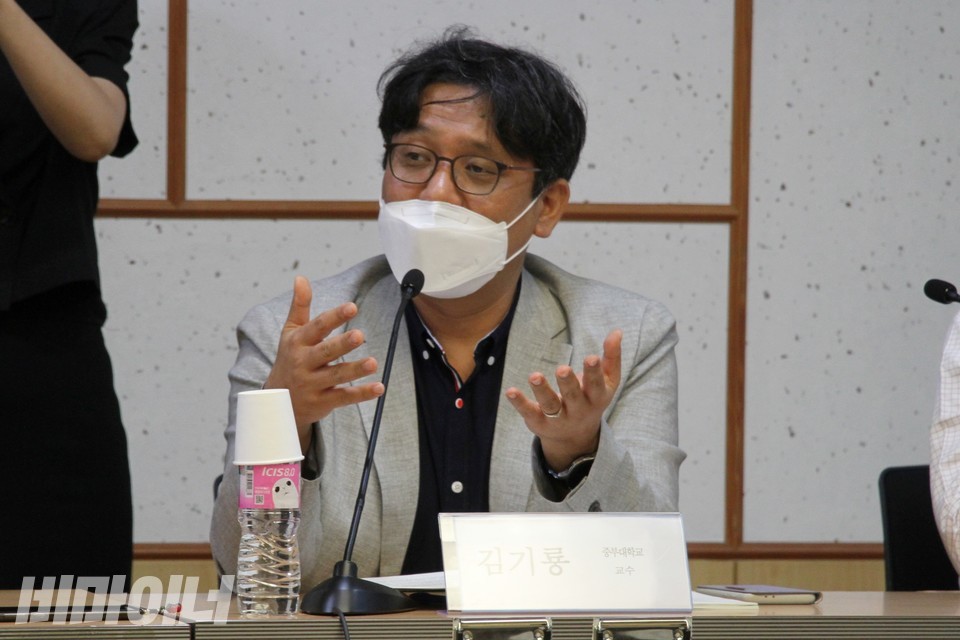 토론 중인 김기룡 교수. 사진 하민지