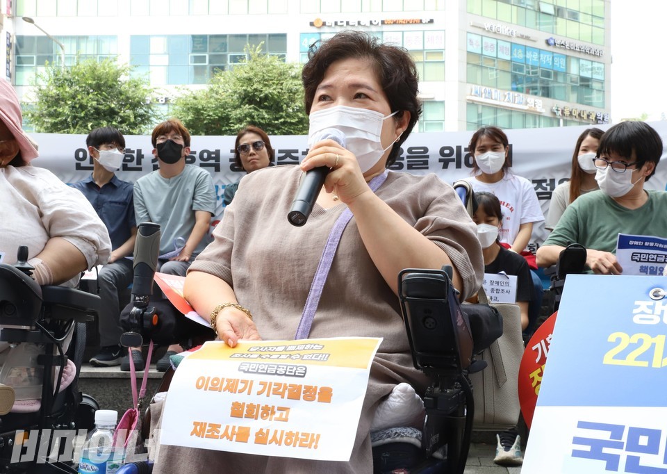 안인선 장애여성공감 회원이 기자회견에서 발언하고 있다. 사진 이슬하