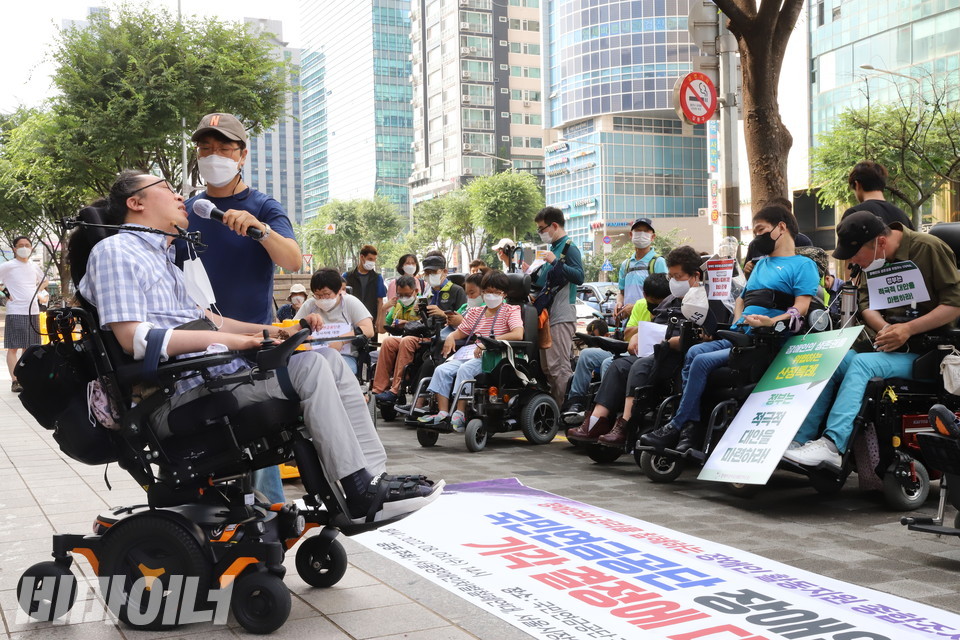 김준우 서울장차연 공동대표가 기자회견에서 발언하고 있다. 사진 이슬하