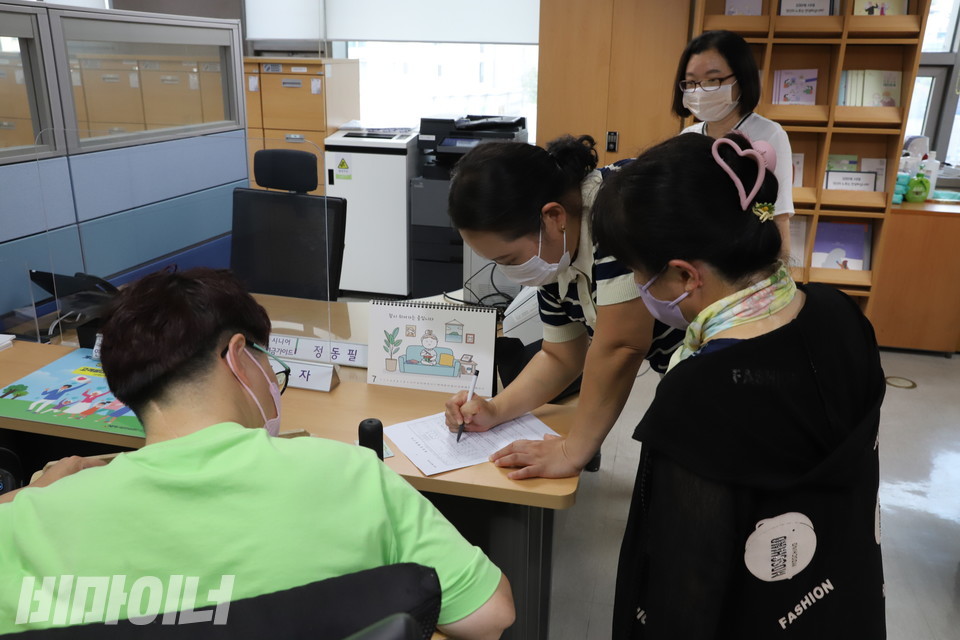 원상옥 강동장애인자립생활센터 회원이 강동하남지사에 정보공개청구를 신청하고 있다. 사진 이슬하