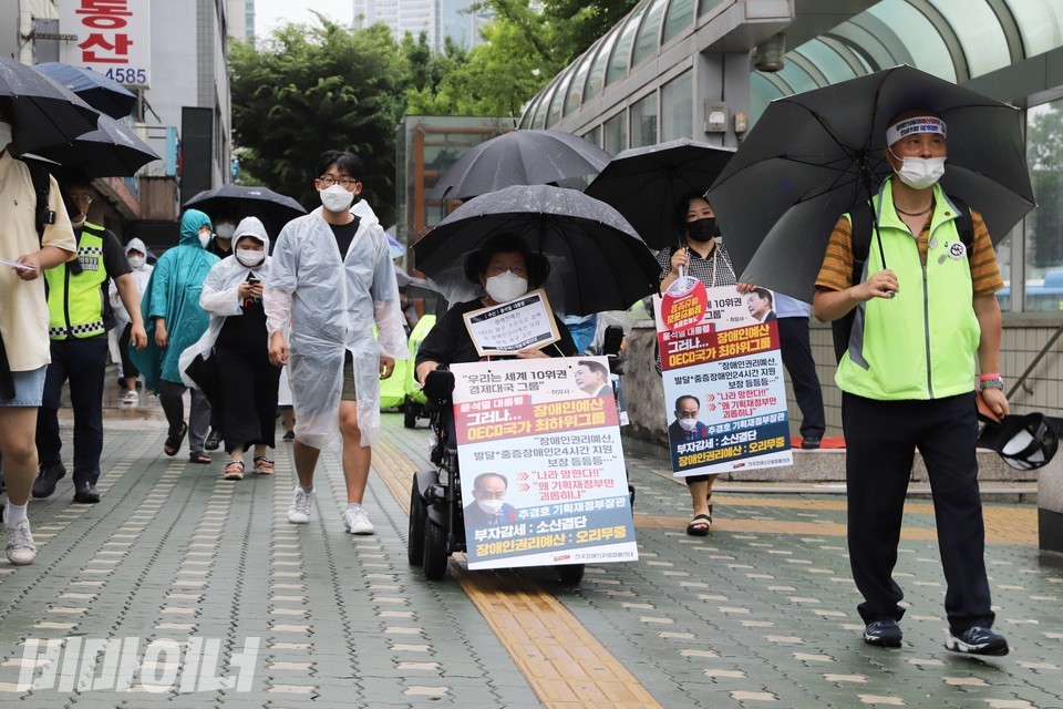 전장연 활동가들이 용산 대통령실을 향해 삼각지역에서 출발하고 있다. 이날 삭발투쟁을 한 박주원 장애인자립생활센터판 권리중심공공일자리 노동자(맨 앞 오른쪽)의 모습이 보인다. 사진 이슬하