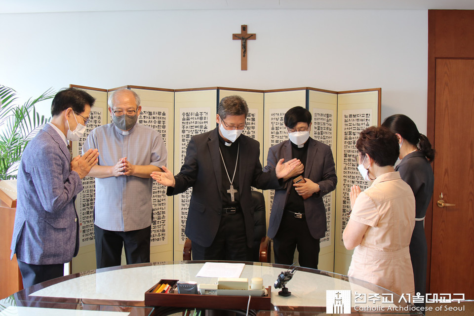 지난 3일 정순택 대주교(가운데 십자가를 목에 건 사람)가 장애인거주시설이용자부모회 소속 부모들과 면담 후 강복하고 있다. 사진 천주교 서울대교구 제공