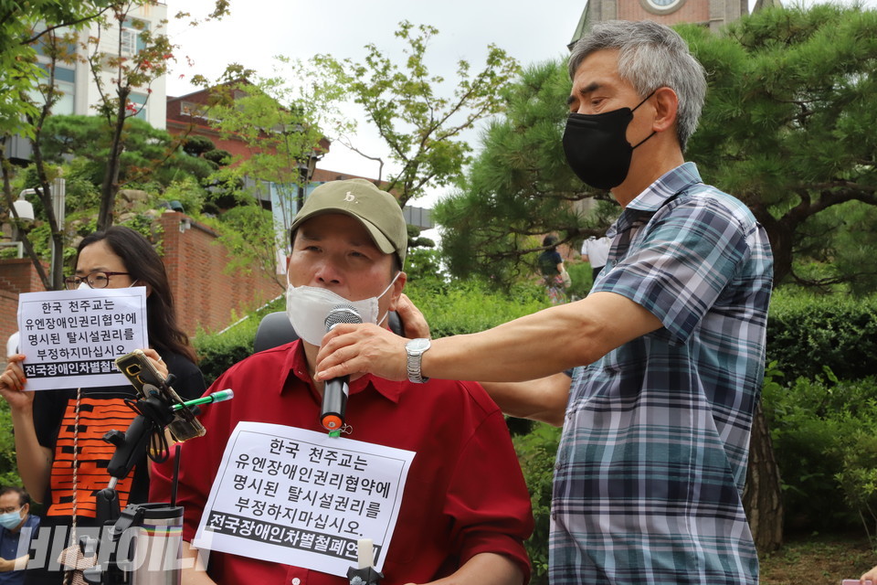 추경진 노들장애인자립생활센터 활동가가 기자회견에서 발언하고 있다. 사진 이슬하 