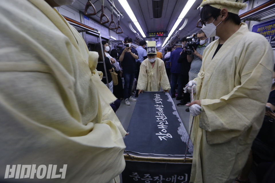 상복을 입고 가관을 끄는 활동가들. 사진 강혜민