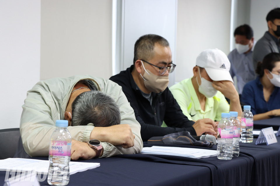 진상규명 발표에 참석한 피해생존자가 트라우마가 올라오는 듯 고통스러워하며 책상에 고개를 파묻고 있다. 사진 강혜민
