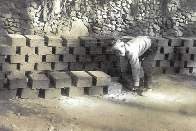 용당동 시절, 원사를 짓기 위해 흙으로 만든 벽돌을 쌓는 원생의 모습. 사진 형제복지원 운영자료집·화보집