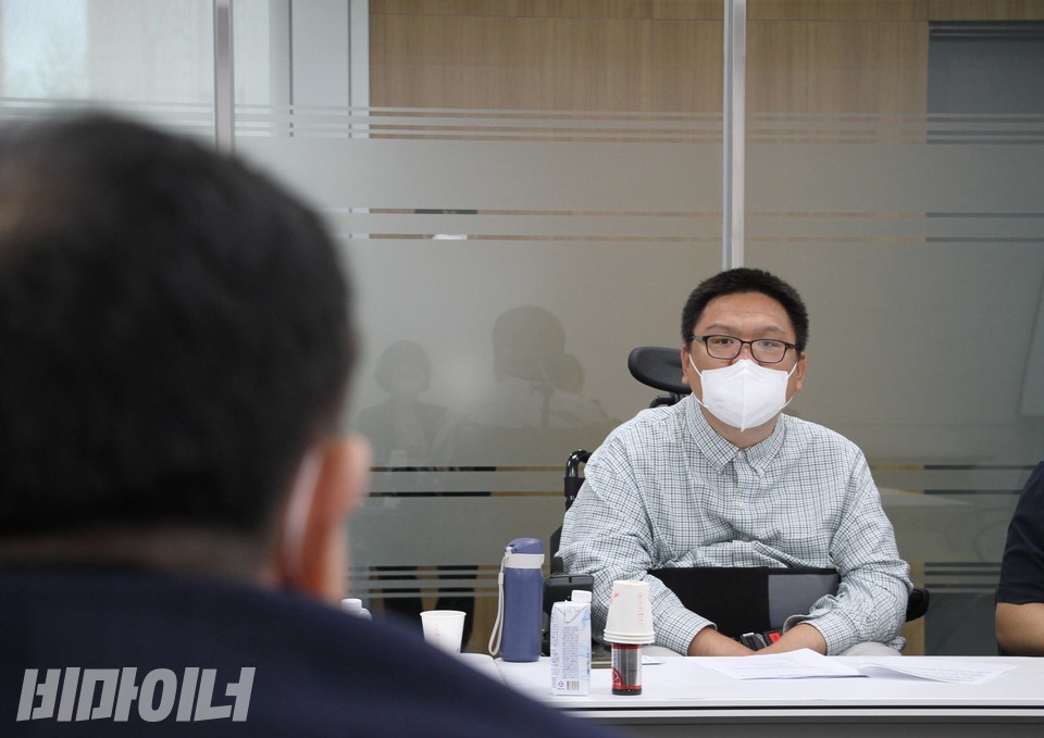 노금호 소장이 장용명 심평원 개발상임이사에게 질의하고 있다. 사진 이슬하