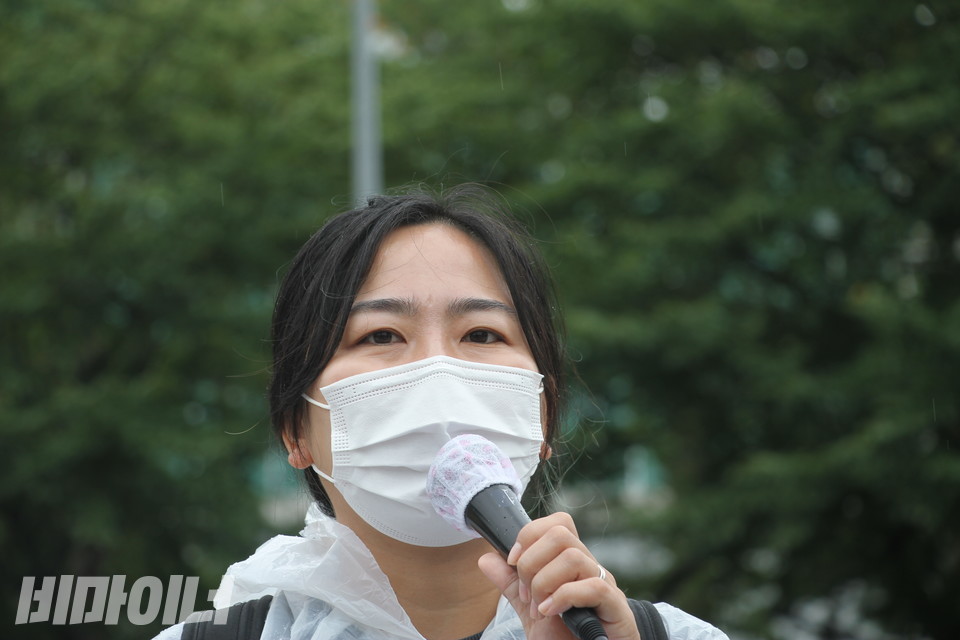 김윤영 빈곤사회연대 활동가가 기자회견에서 발언하고 있다. 사진 이슬하