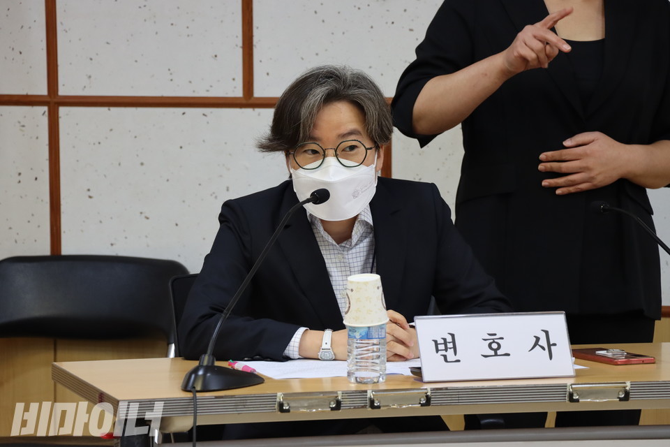 변호인 역할을 맡은 장서연 변호사가 발언하고 있다. 사진 하민지